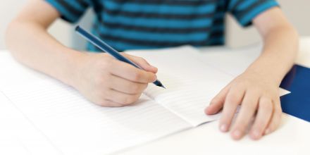 Les propositions de Gabriel Attal pour améliorer l’écriture et la lecture