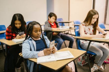 Interdiction des téléphones portables à l'école : les Pays-Bas s'interrogent 