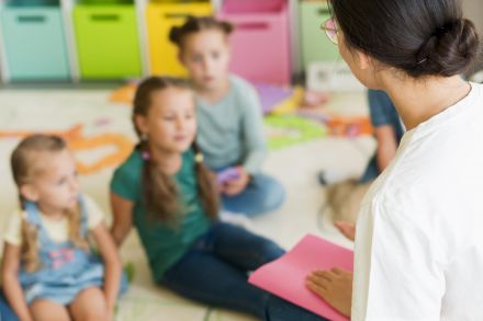 À Roubaix, une éducatrice spécialisée vient en aide à une école maternelle REP