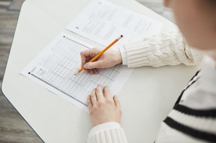 main qui écrit, examen, Pexels