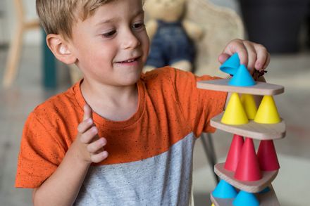 Piks, un jeu de construction en bois pour développer la concentration des  enfants made in Montpellier