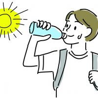 enfant boit pendant la canicule - Shutterstock