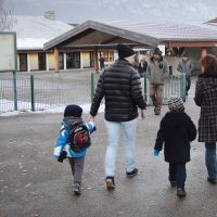 Parents conduisant leur enfant à l' école
