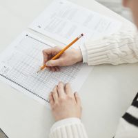main qui écrit, examen, Pexels