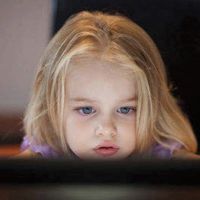 Comment les écrans retardent le développement de l’enfant